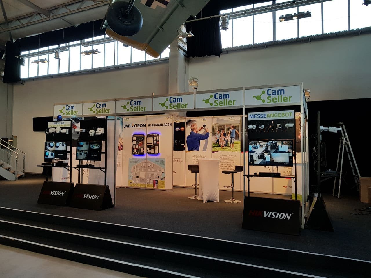 Camseller Messestand mit Sicherheitstechnik führender Hersteller